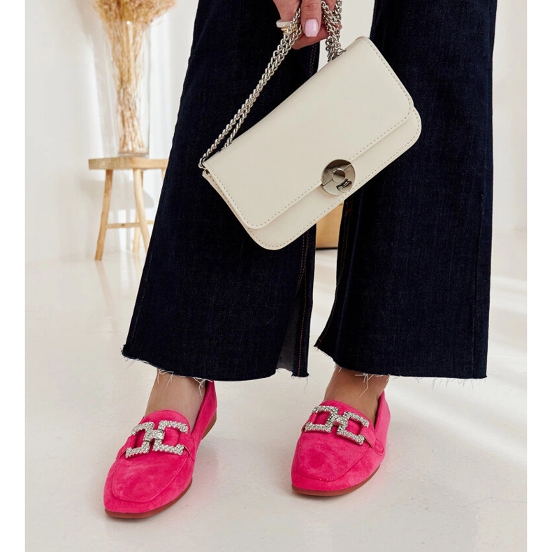 Pink moccasins decorated with a Kuens chain 1