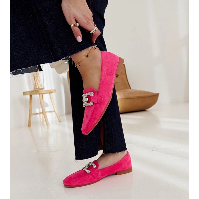 Pink moccasins decorated with a Kuens chain 2