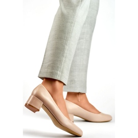 Beige low-heeled pumps with a round toe 2