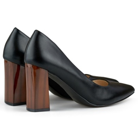 Black pumps with a high, elegant heel 1