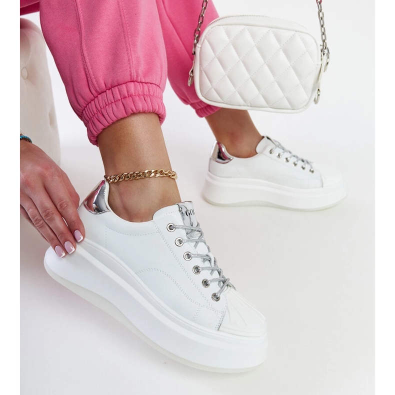 White sneakers on the GOE NN2N4033 platform 1