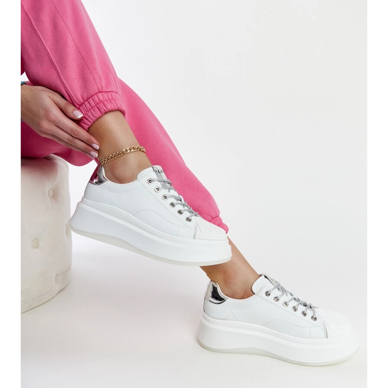 White sneakers on the GOE NN2N4033 platform 2