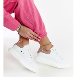 White sneakers on the GOE JJ2N4051 platform 1