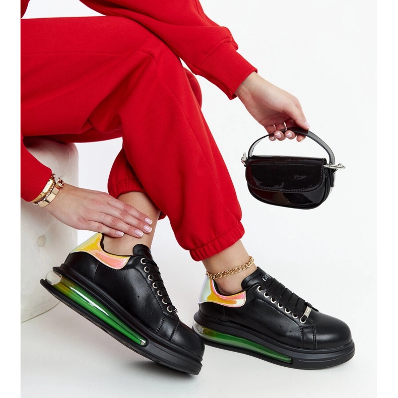 Black sneakers on the GOE NN2N4030 platform 1