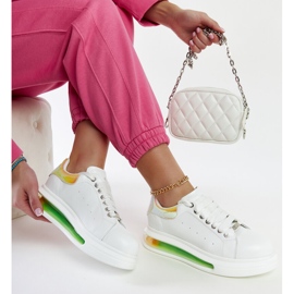 White sneakers on the GOE NN2N4029 platform 1