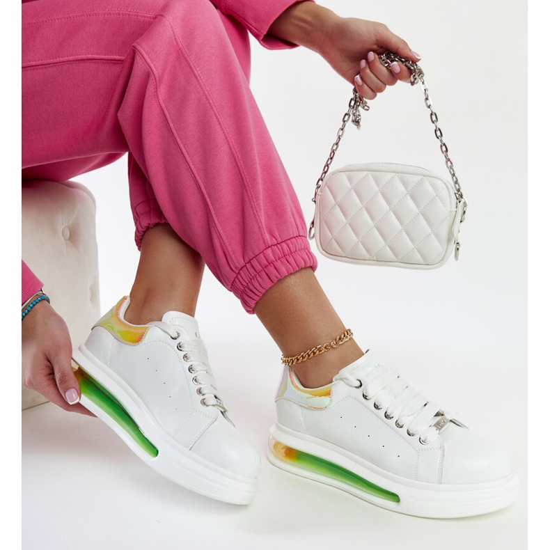 White sneakers on the GOE NN2N4029 platform 1