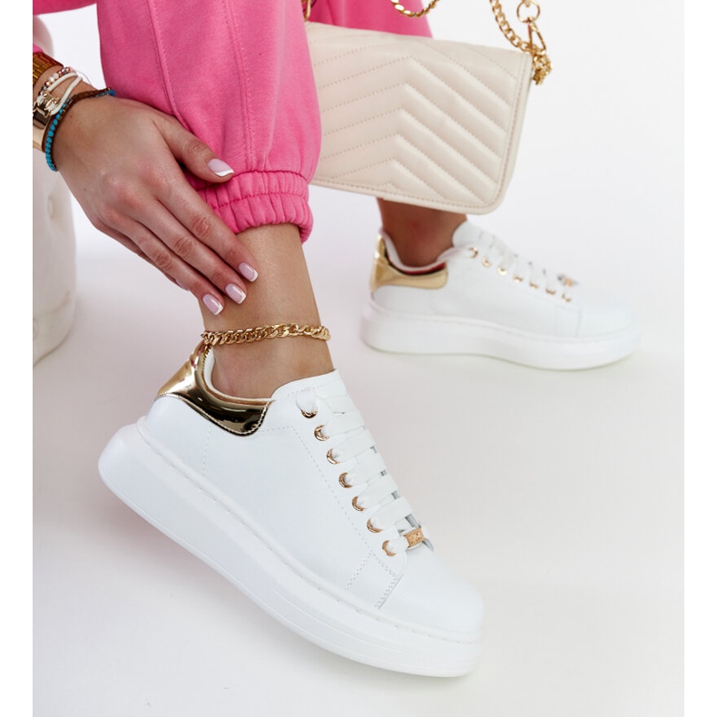 White sneakers on the GOE LL2N4011 platform 1