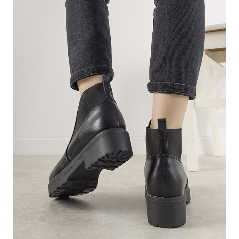 Classic black boots with an elastic Santacruz 1