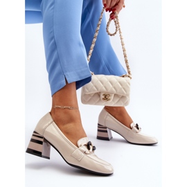 Vinceza Patent leather pumps with a chain, Beige Paliotte 1