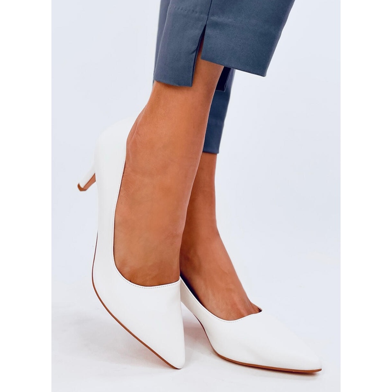 Greave White low heel pumps 2