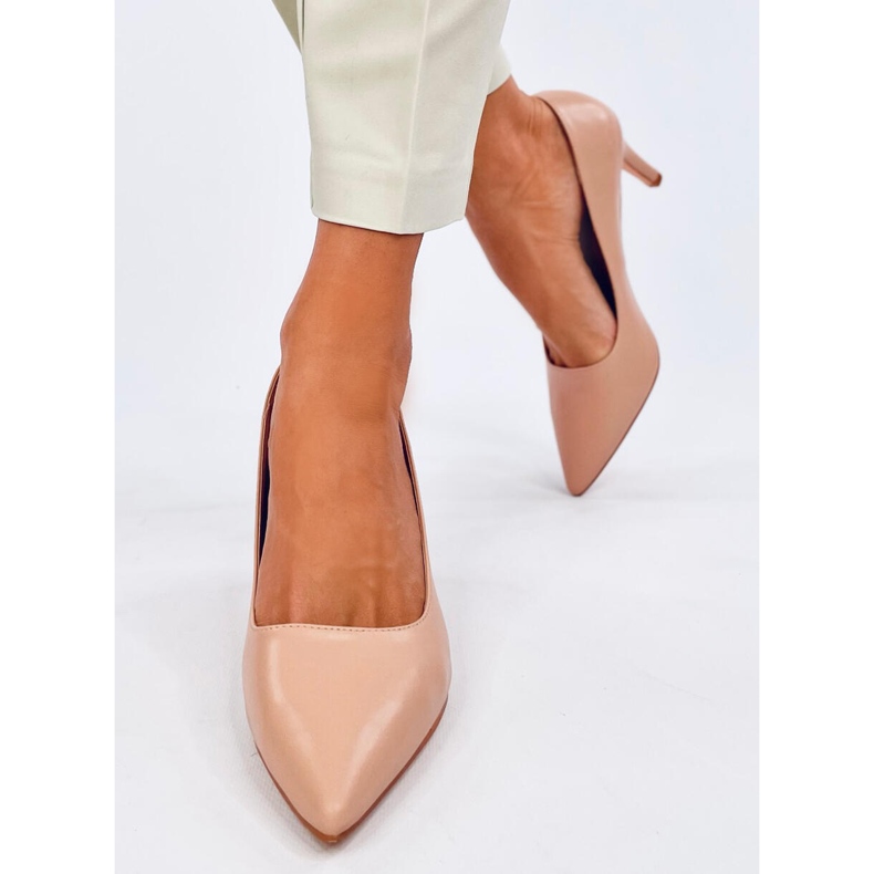 Greave Nude low heel pumps beige 1