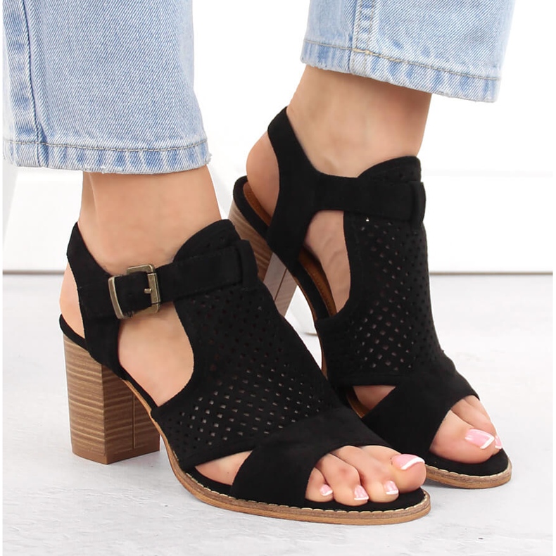 Women's sandals built on a black eVento post 1
