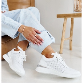White leather sports shoes 1 White leather sports shoes 1