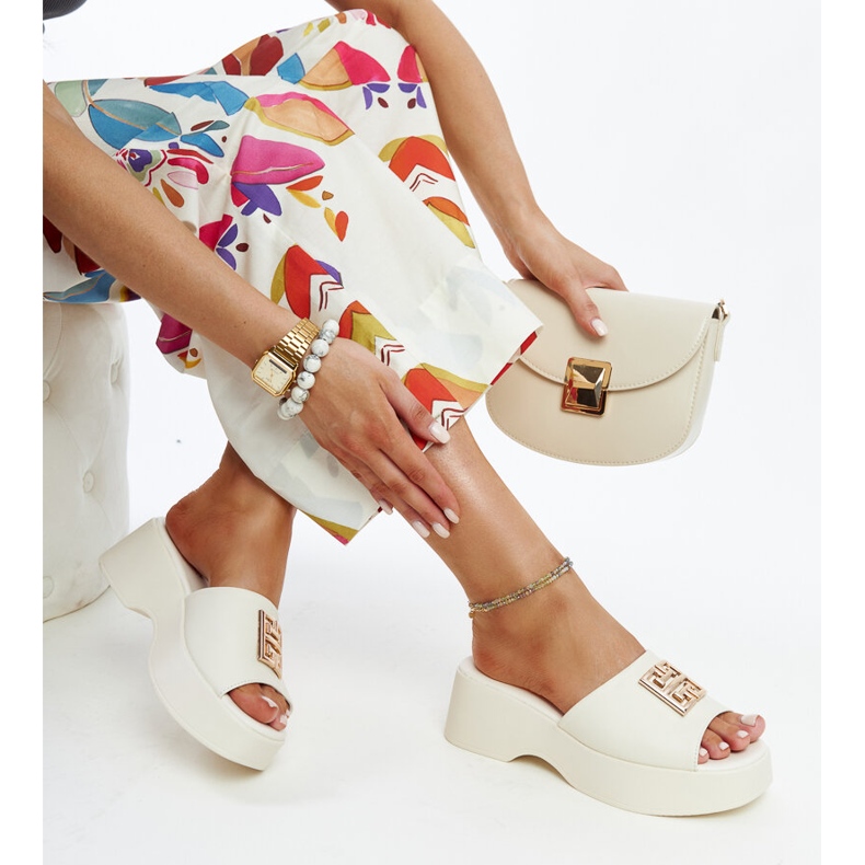 Beige leather flip-flops with a Halabi buckle 1