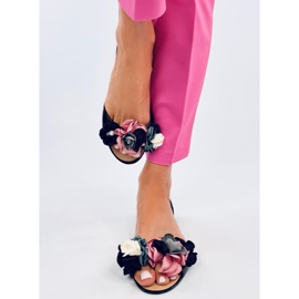 Meliskas with Carmil Black flowers 1