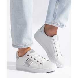 Women's white sports shoes 2