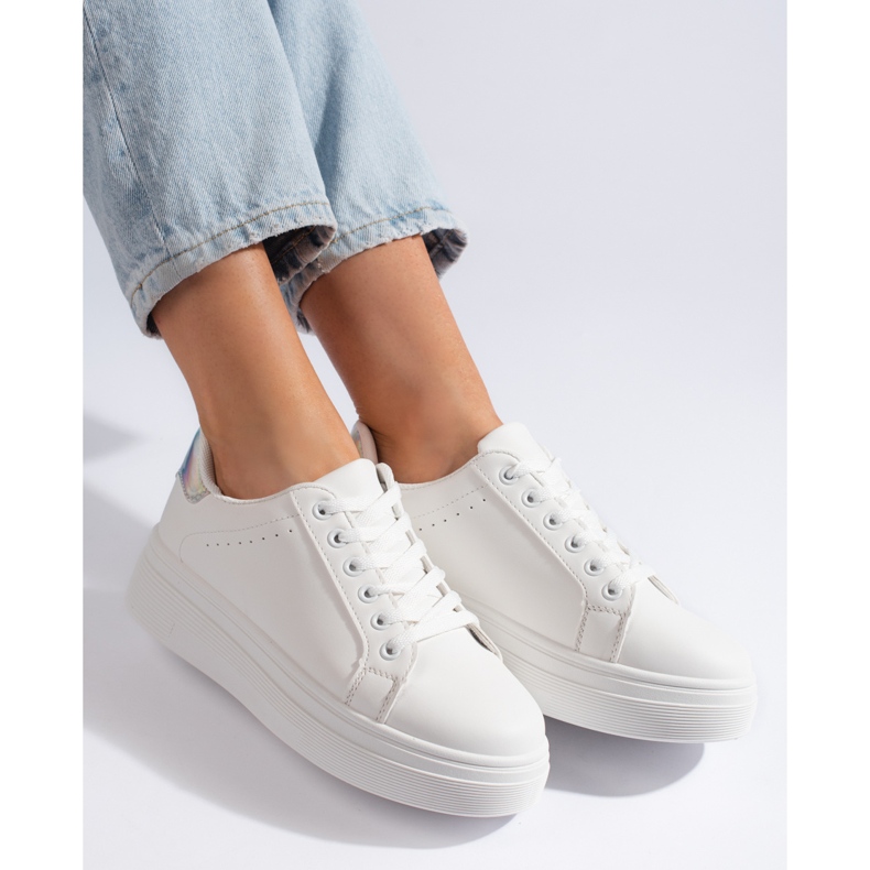 White women's sports shoes 1 White women's sports shoes 1