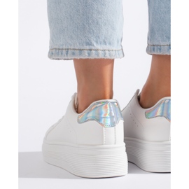 White women's sports shoes 2 White women's sports shoes 2