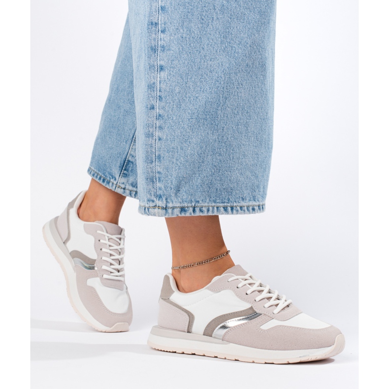 Women's white sports shoes 1