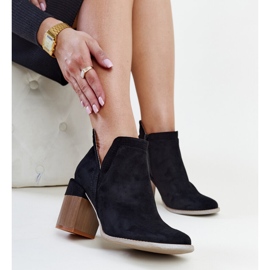 Black insulated asymmetric boots with a Vanja block 1