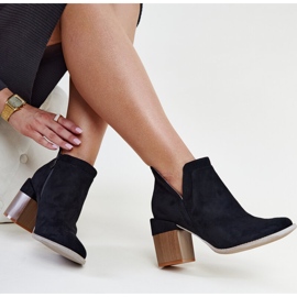 Black insulated asymmetric boots with a Vanja block 2