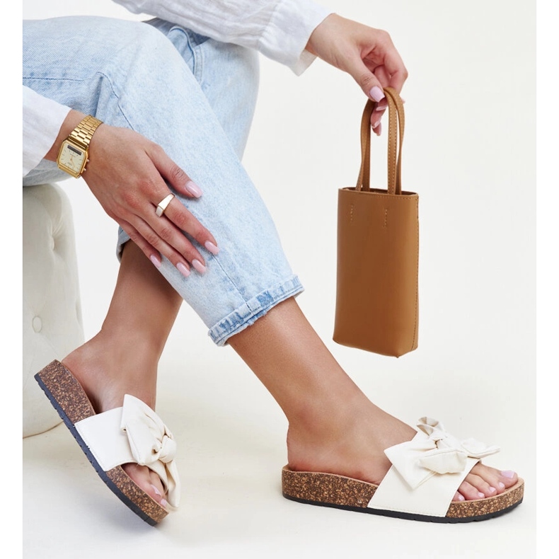 Light beige flip-flops with a cork sole and a Petresa bow 1