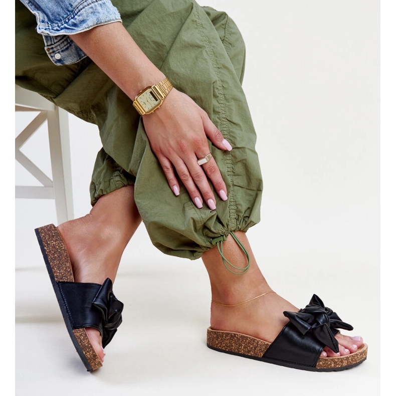 Black flip-flops with a cork sole and a Petresa bow 1