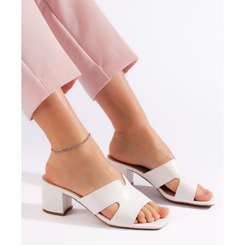 White women's high-heeled flip-flops 1