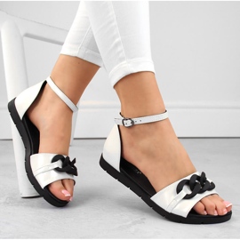 Women's flat sandals with a chain, white Vinceza 17320 2