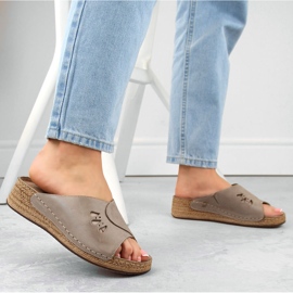 Comfortable women's leather wedge sandals in beige Helios 137.02 2