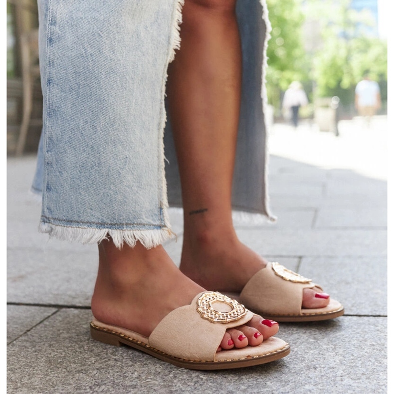 Beige flip-flops with a leather insert from Buenas 1