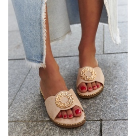 Beige flip-flops with a leather insert from Buenas 2