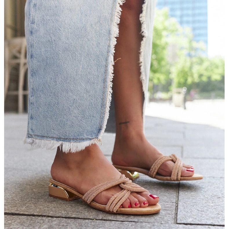 Beige low-heeled flip-flops decorated with Ulma rhinestones 1 Beige low-heeled flip-flops decorated with Ulma rhinestones 1