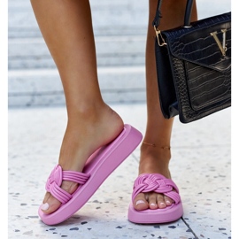 Dark pink rubber slippers from Ferrei 2