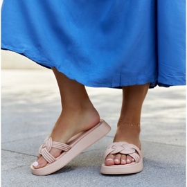 Beige rubber slippers from Ferrei 2