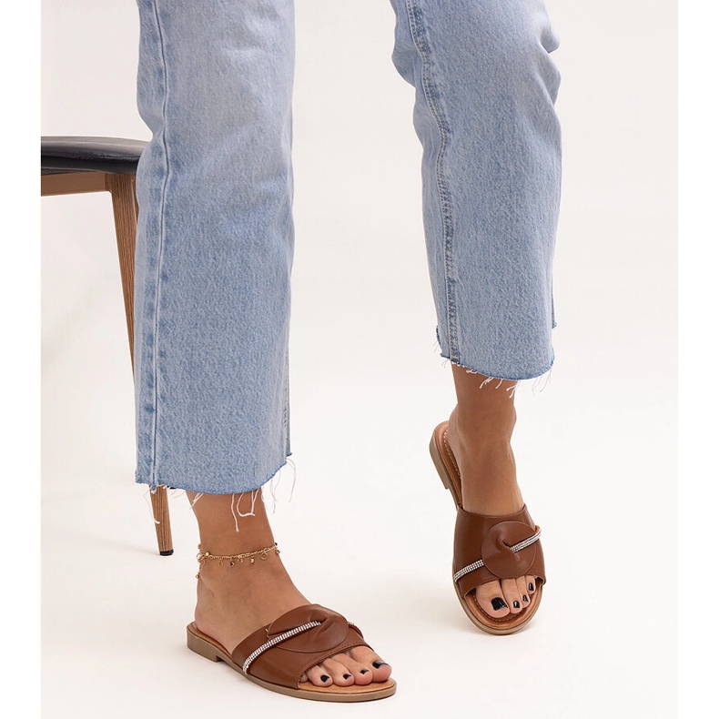 Hats decorated with a strap with Amari zircons brown 1