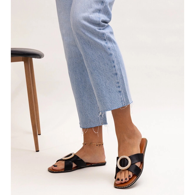 Caps decorated with a Salimba zircon clasp black 1