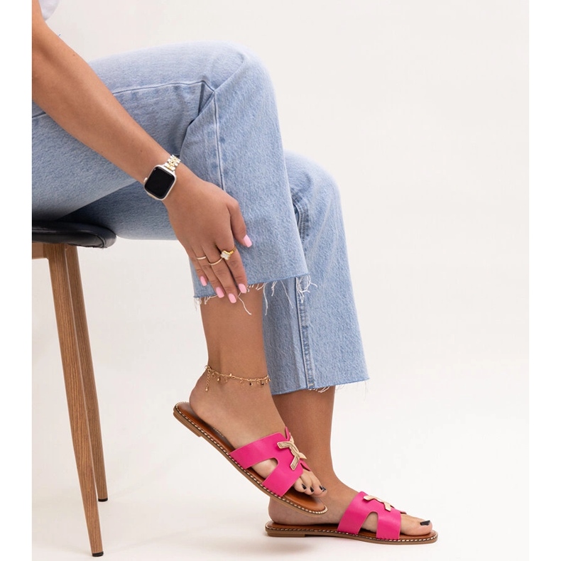 Dark pink sliders with a Razanna buckle 1