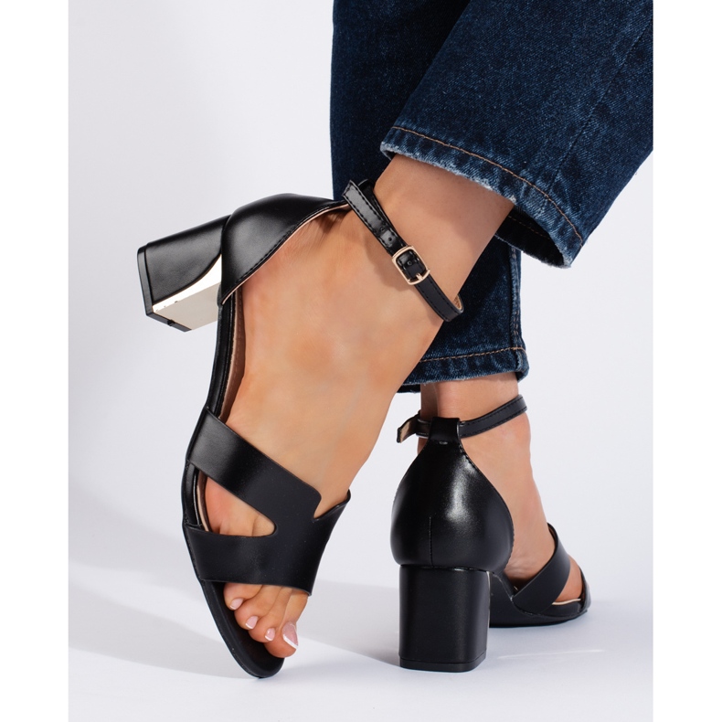 Black low-heeled sandals 2