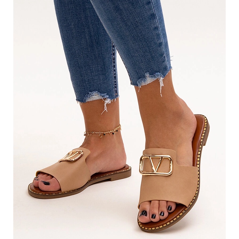 Beige flip-flops with a Mariza buckle 1