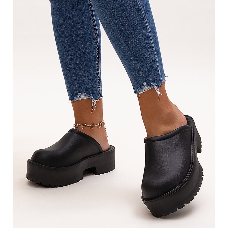 Black flip-flops with a massive Huss sole 1