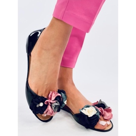 Meliskas with Carmil Black flowers 2