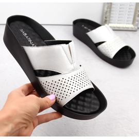 Women's silver flip-flops with an elastic band, shiny silver, Sabatina 2318-4 1