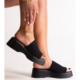 Black flip-flops on the Big Star NN274021 platform 1