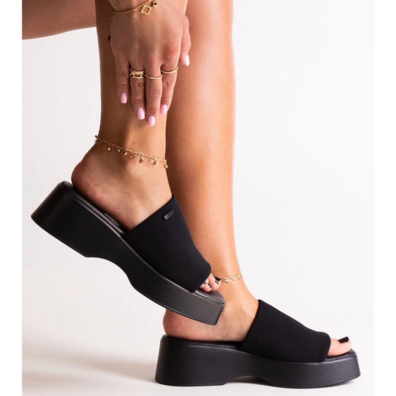 Black flip-flops on the Big Star NN274021 platform 1