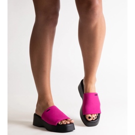 Pink flip-flops on the Big Star NN274026 platform 2