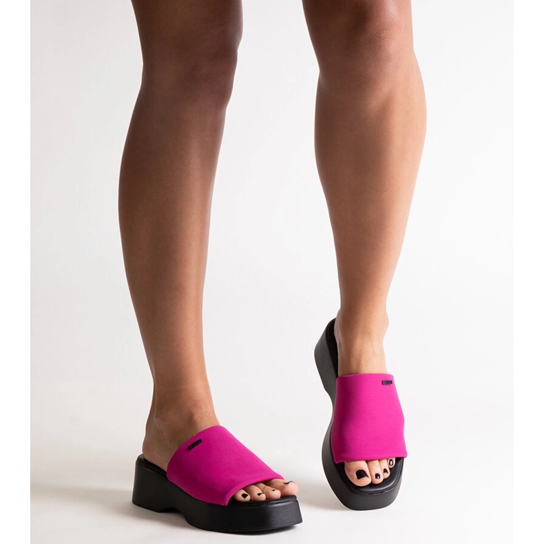 Pink flip-flops on the Big Star NN274026 platform 2