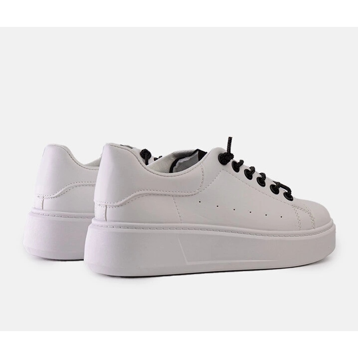 White sneakers with eye-catching Asmait decoration 1 White sneakers with eye-catching Asmait decoration 1