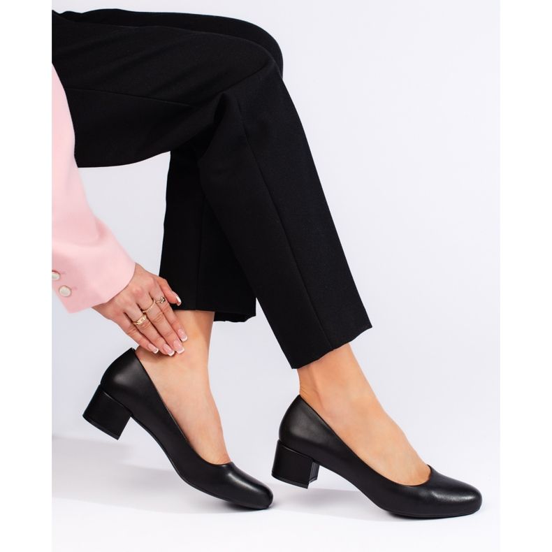 Elegant black low-heeled pumps by Sergio Leone 1