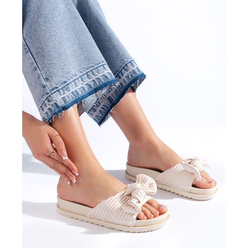 Beige slippers with a bow 1